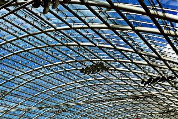 Das Dach der Bahnhof-Postautogarage